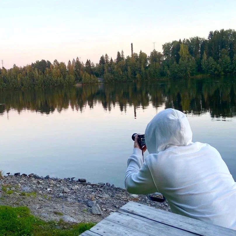 Adam med kamera vid älven